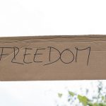 photo credit: marcoverch Person hält Karton mit dem Wort FREEDOM. Verlangen nach Freiheit via photopin (license)