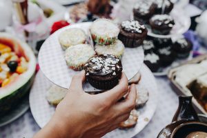 photo credit: marcoverch <a href="http://www.flickr.com/photos/149561324@N03/30472832078">Hand nimmt ein Schoko-Cupcake. Tisch mit Nachspeisen im Hintergrund</a> via <a href="http://photopin.com">photopin</a> <a href="https://creativecommons.org/licenses/by/2.0/">(license)</a>